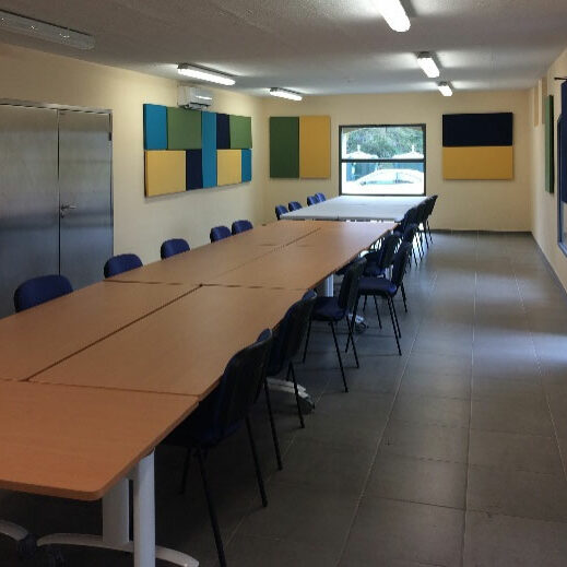 coworking-fleurville-grande-salle-tables-r3